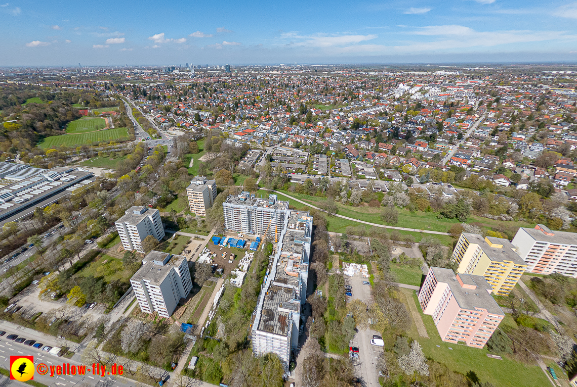21.04.2023 - Baustelle Fassadensanierung am Karl-Marx-Ring 11-21 in Neuperlach